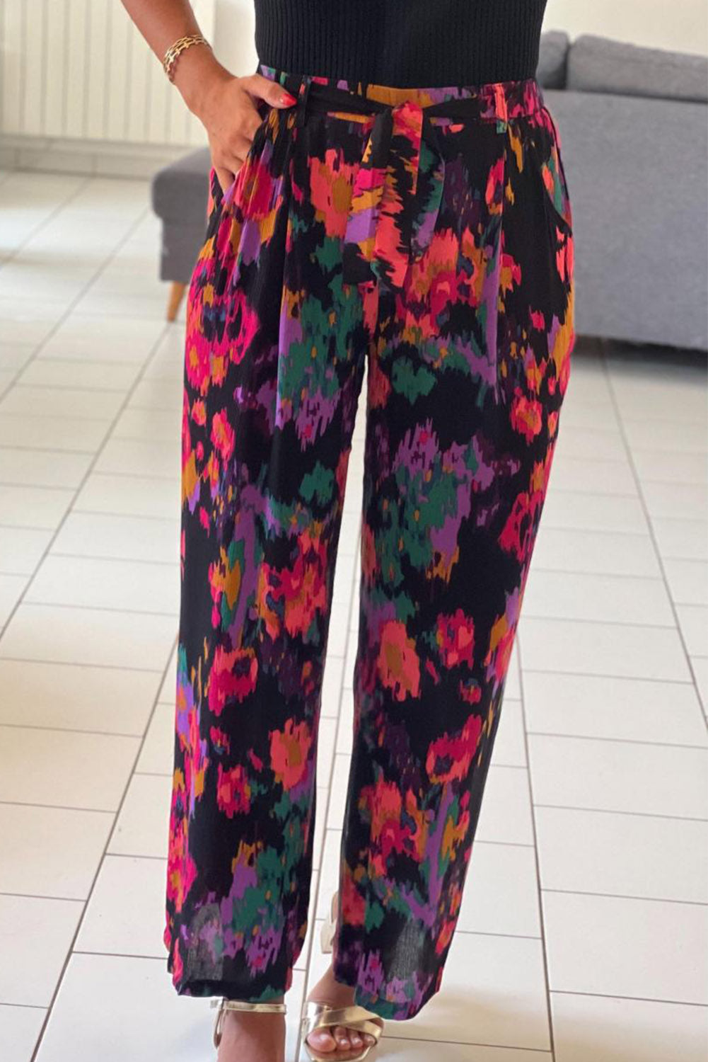 Blusa con mangas abullonadas y cuello en V con estampado de grafiti 