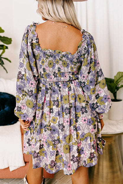 Robe à volants et col carré à fleurs et buste smocké 