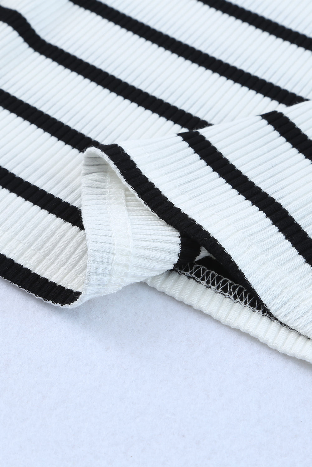 Top sin mangas con cuello redondo y estampado de rayas