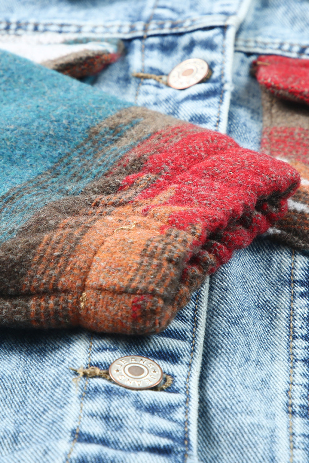 Chaqueta vaquera con dobladillo deshilachado y estampado azteca multicolor