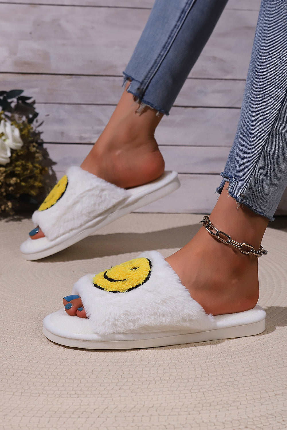 Chaussons en peluche à motif émoji sourire blanc