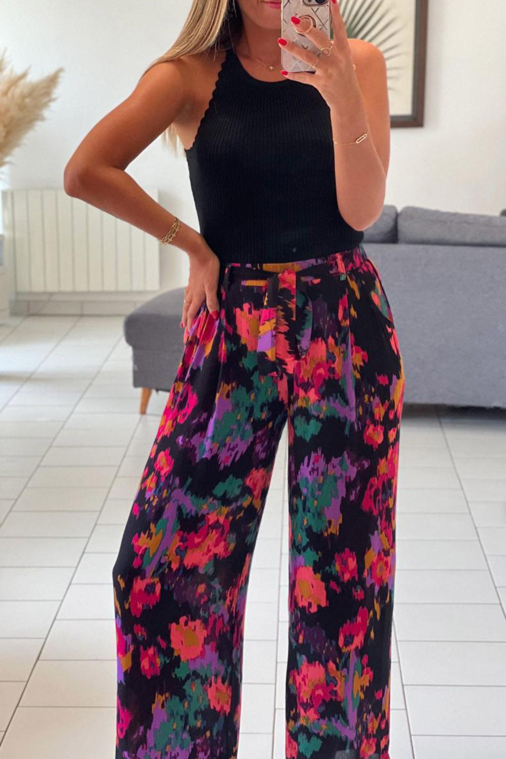 Blusa con mangas abullonadas y cuello en V con estampado de grafiti 