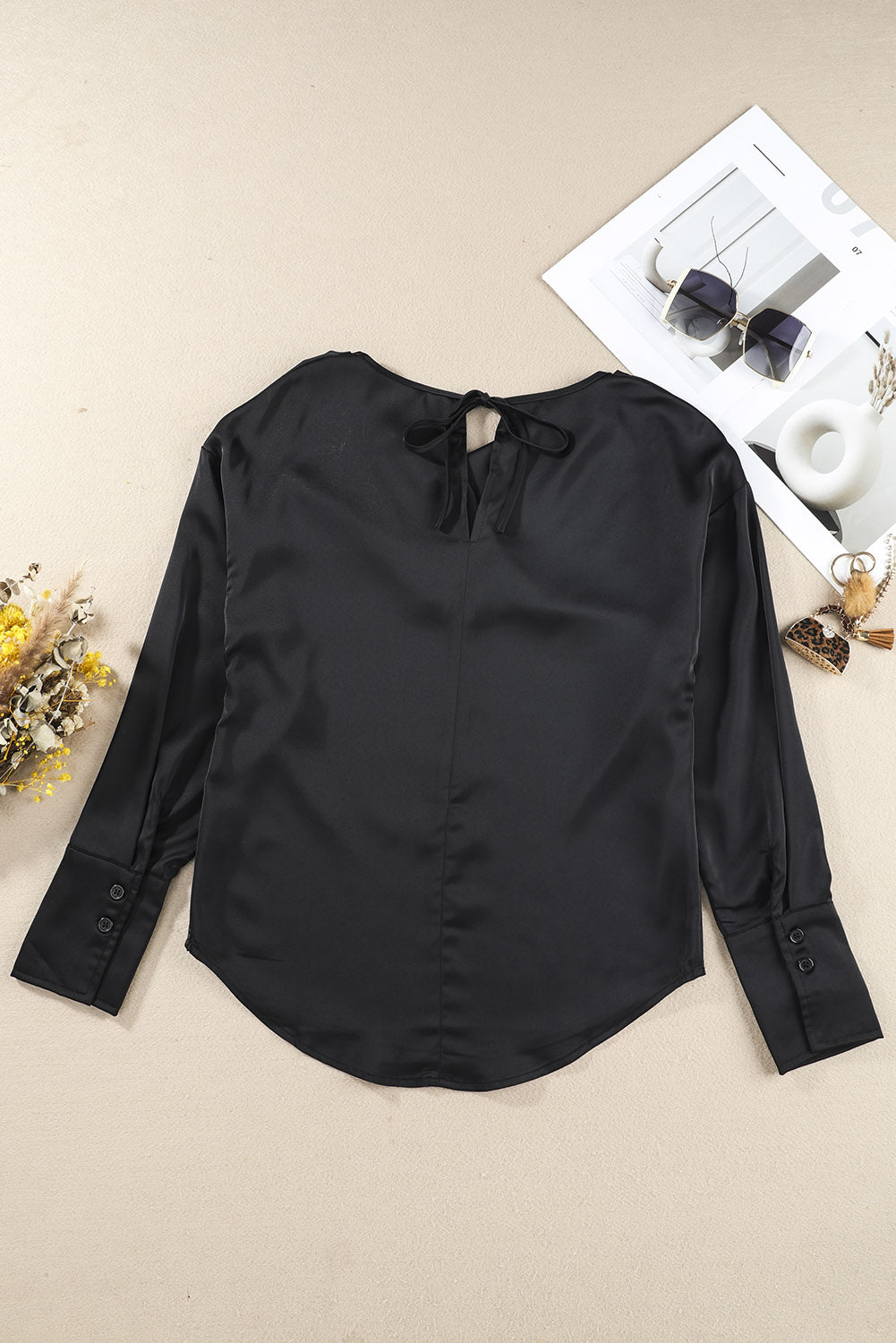 Blusa elegante de manga larga con cuello vuelto negro