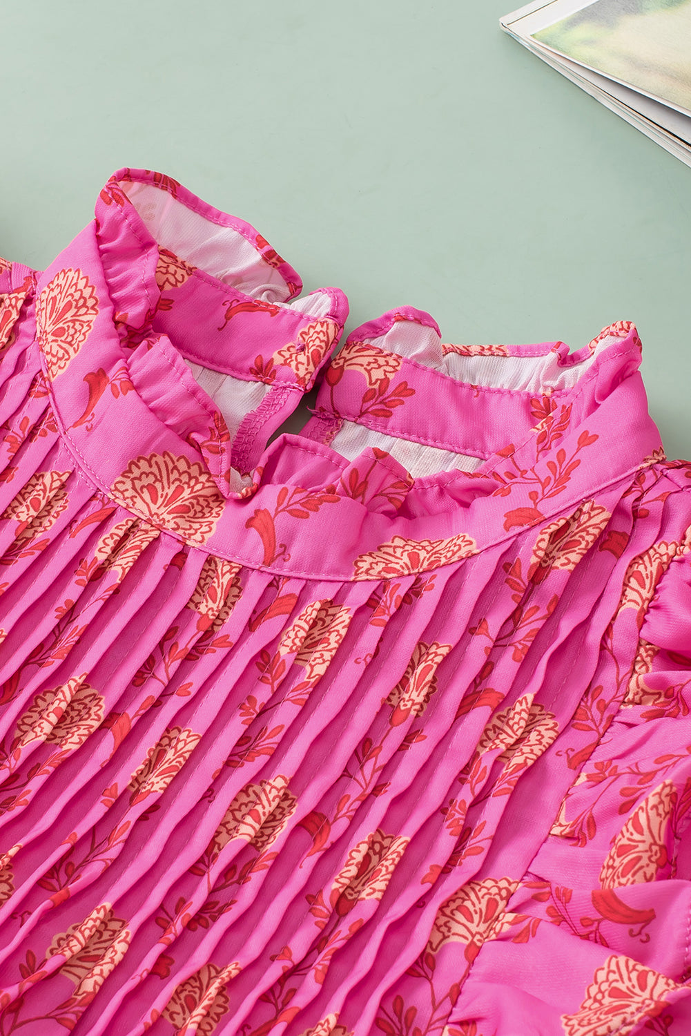 Chemisier plissé à imprimé floral rouge rose et manches flottantes