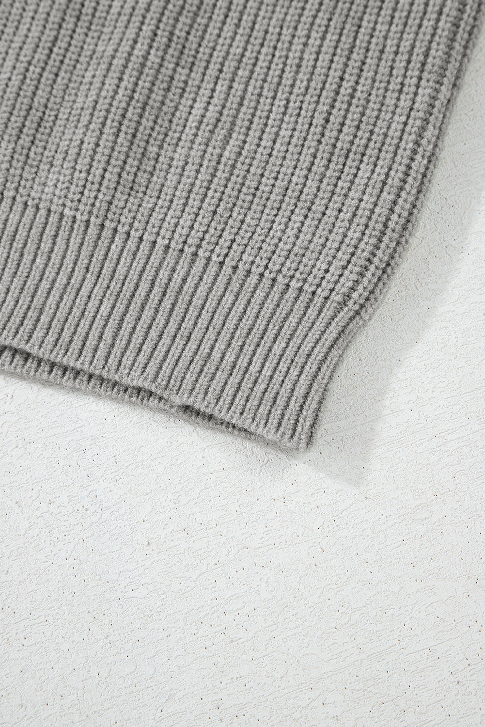 Cardigan boutonné en maille côtelée gris philippin avec nœud sur le devant