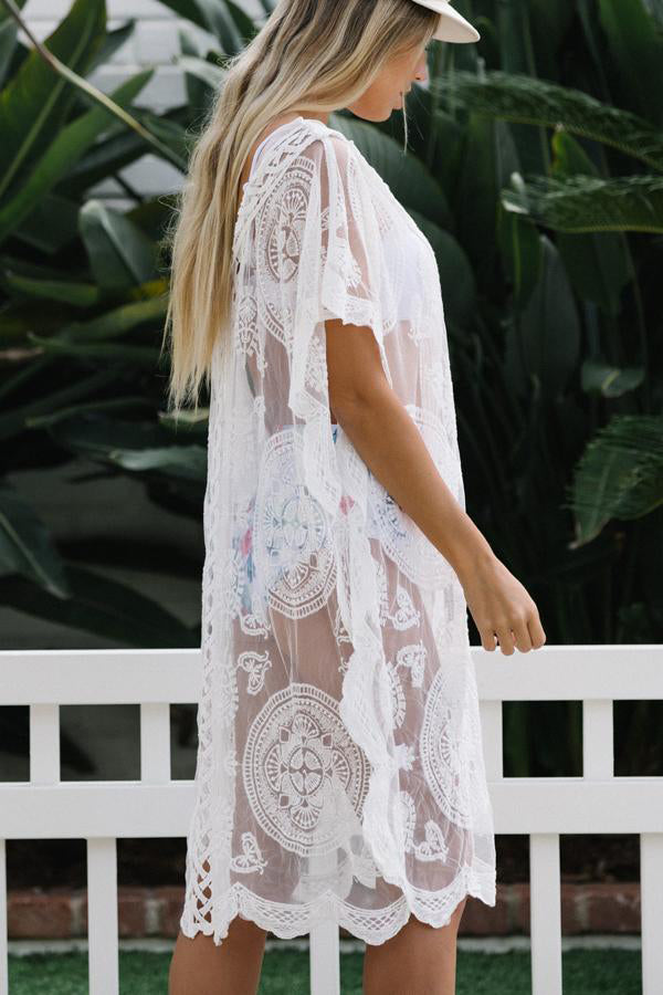 Vestido playero de encaje con cuello en V