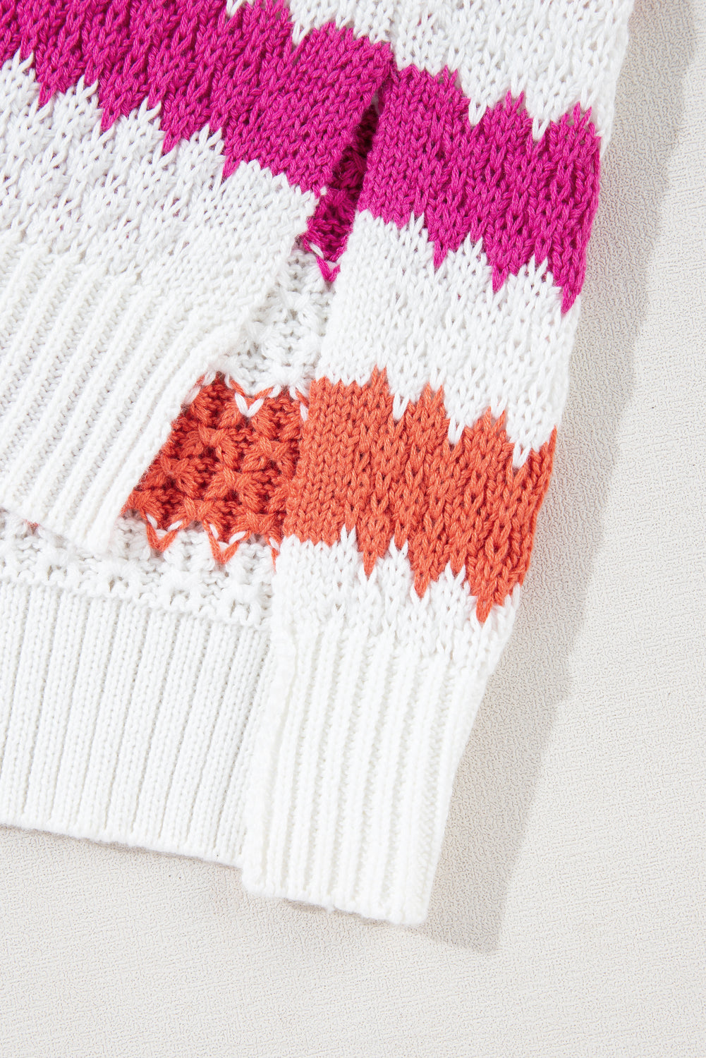 Pull grande taille à rayures roses, col en V et épaules tombantes