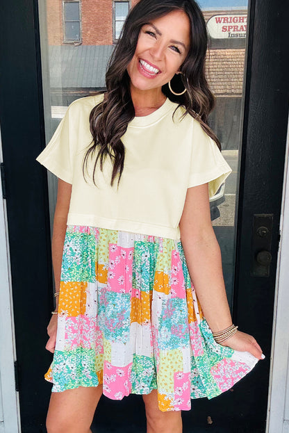 Robe courte plissée ample à motif patchwork floral vert