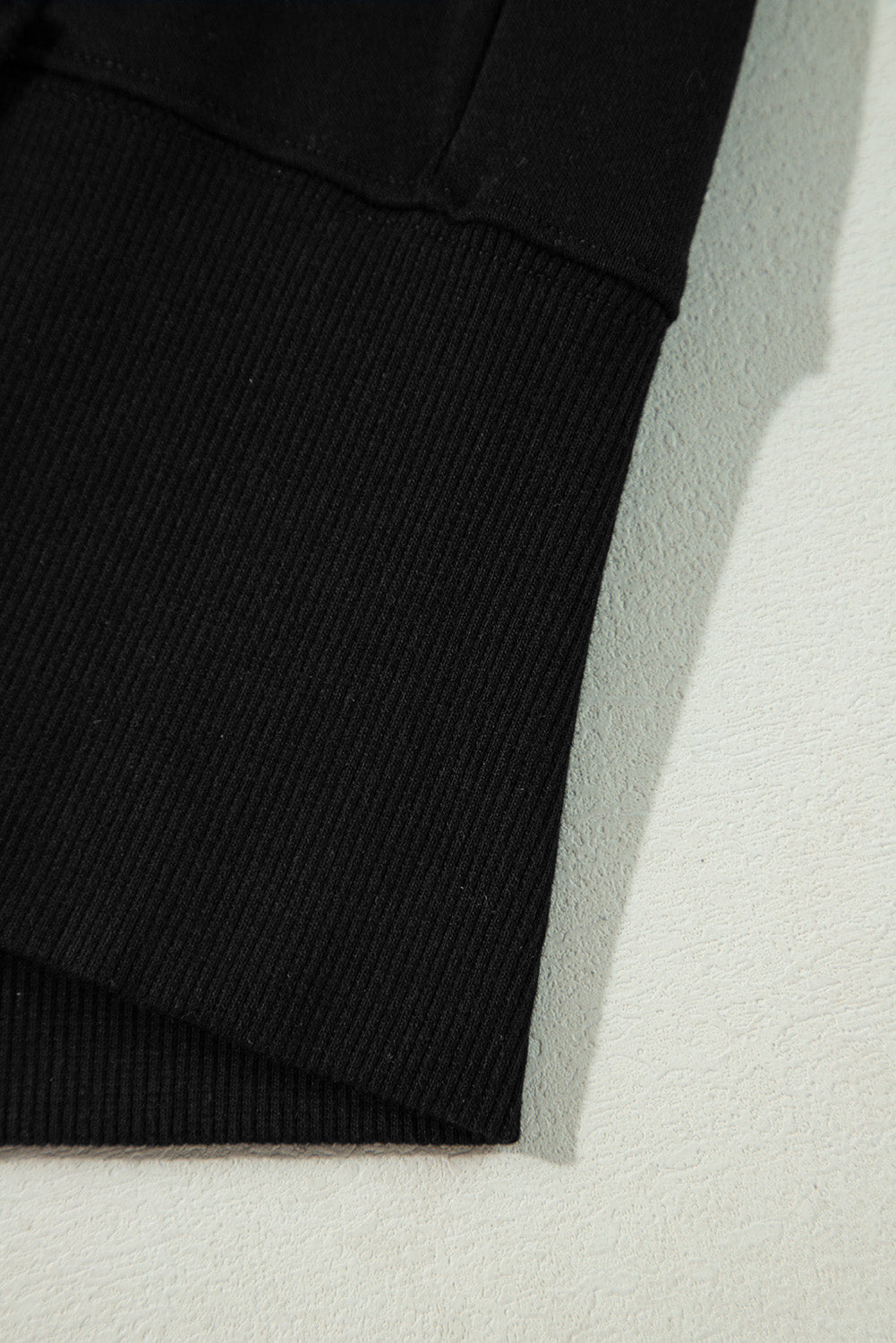 Sweat-shirt noir à col rond et épaules tombantes avec coutures apparentes et fentes