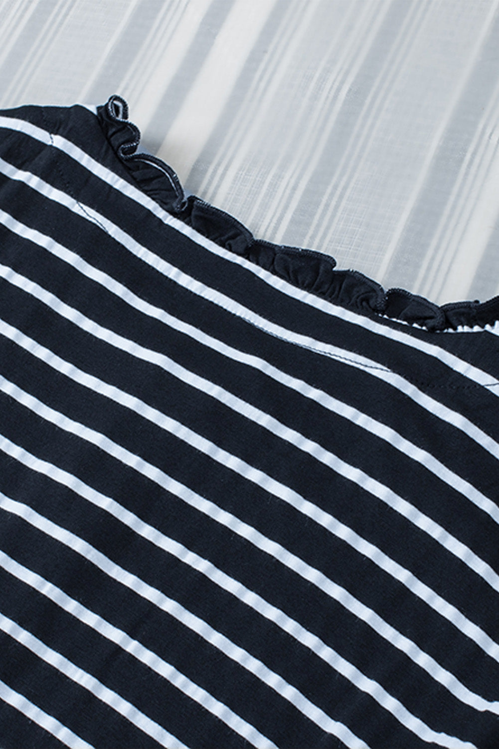 Haut à manches longues boutonné à volants et imprimé rayé