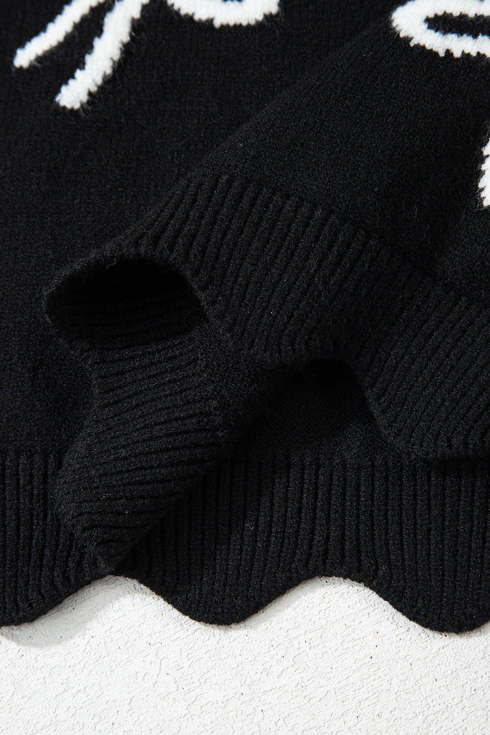 T-shirt noir à imprimé nœud et ourlet festonné