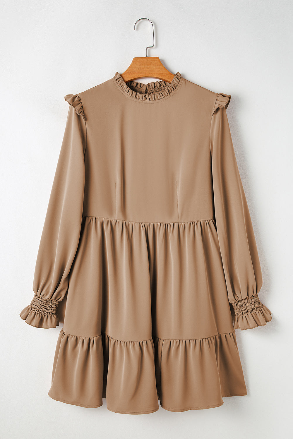 Robe à volants beige clair à col et épaules volantées