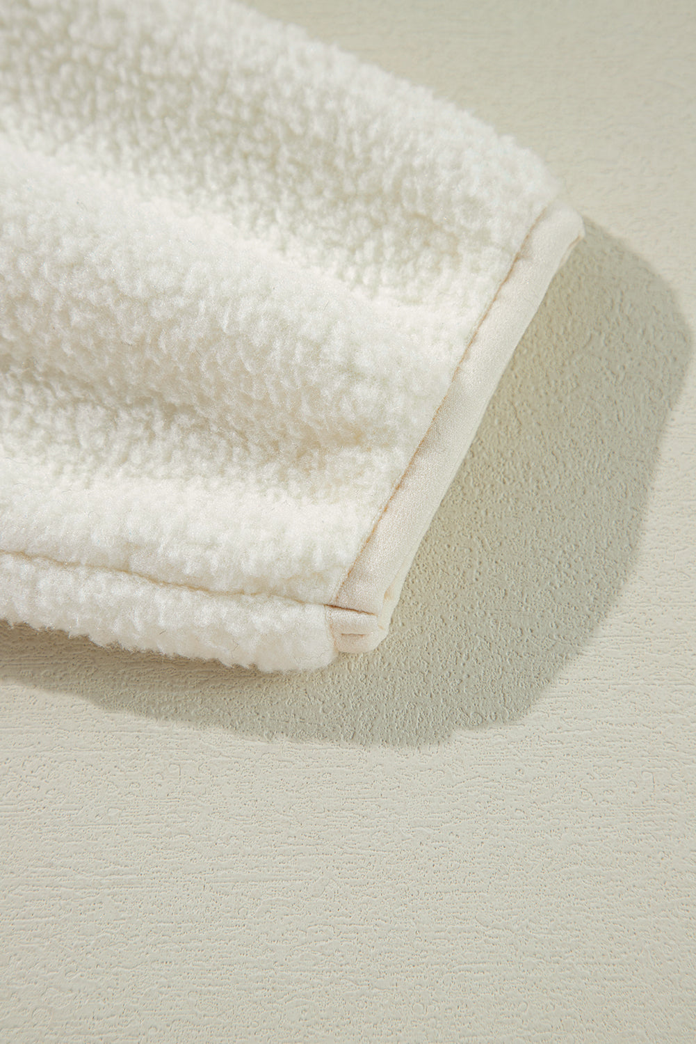 Sweat-shirt blanc en polaire avec patte de boutonnage et col rabattu et épaules tombantes