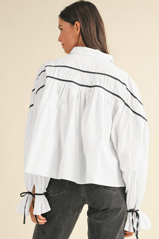 Chemise à manches bouffantes et volants avec col et nœud papillon en ruban passepoilé blanc et noir