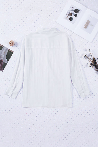 Camisa con botones texturizados y bolsillos