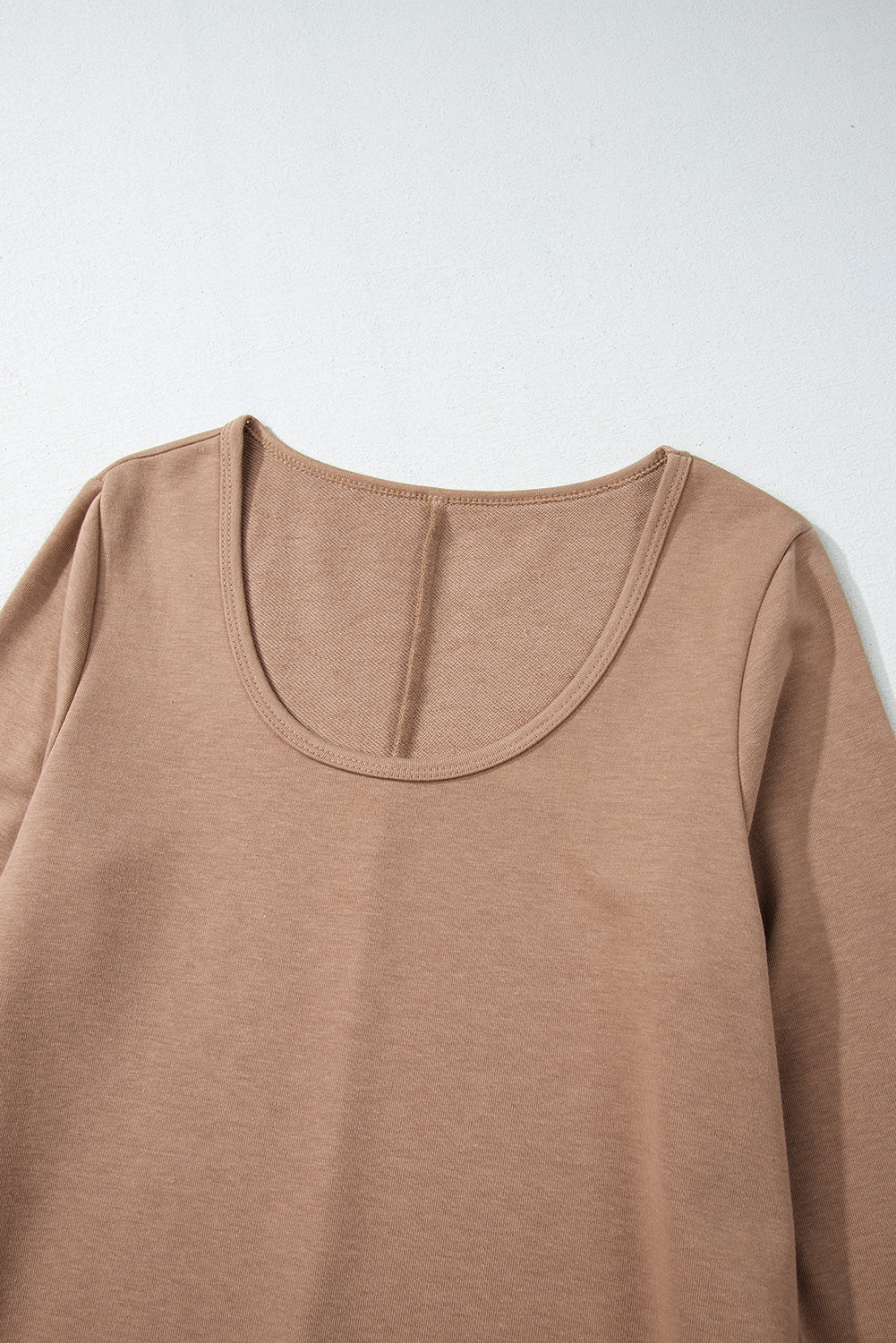 Robe courte à manches longues et col rond en chèvre avec ourlet à volants superposés