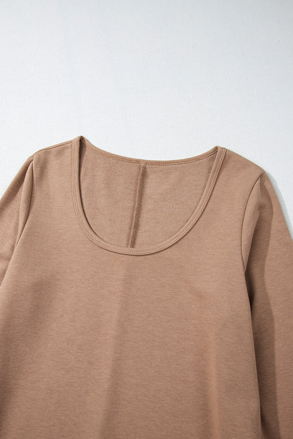 Robe courte à manches longues et col rond en chèvre avec ourlet à volants superposés