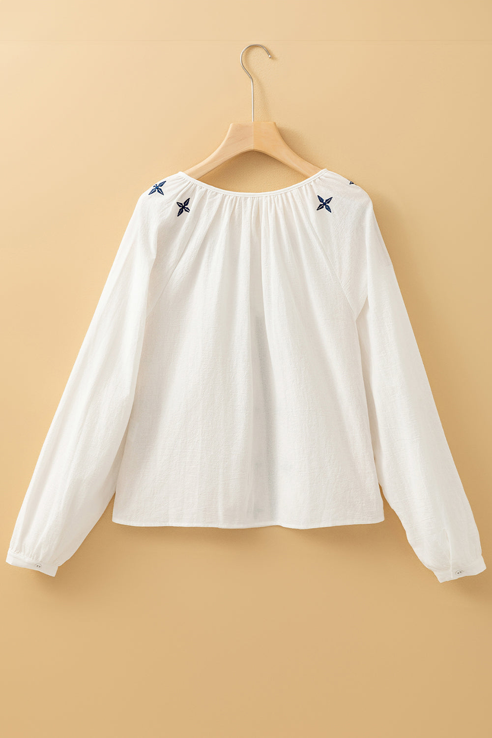 Chemisier blanc boutonné à manches longues et broderie géométrique