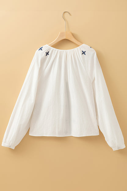 Chemisier blanc boutonné à manches longues et broderie géométrique