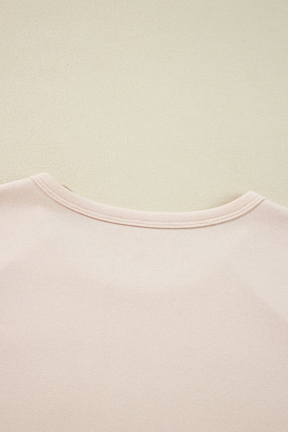 Haut à manches larges et coutures apparentes avec patch floral beige