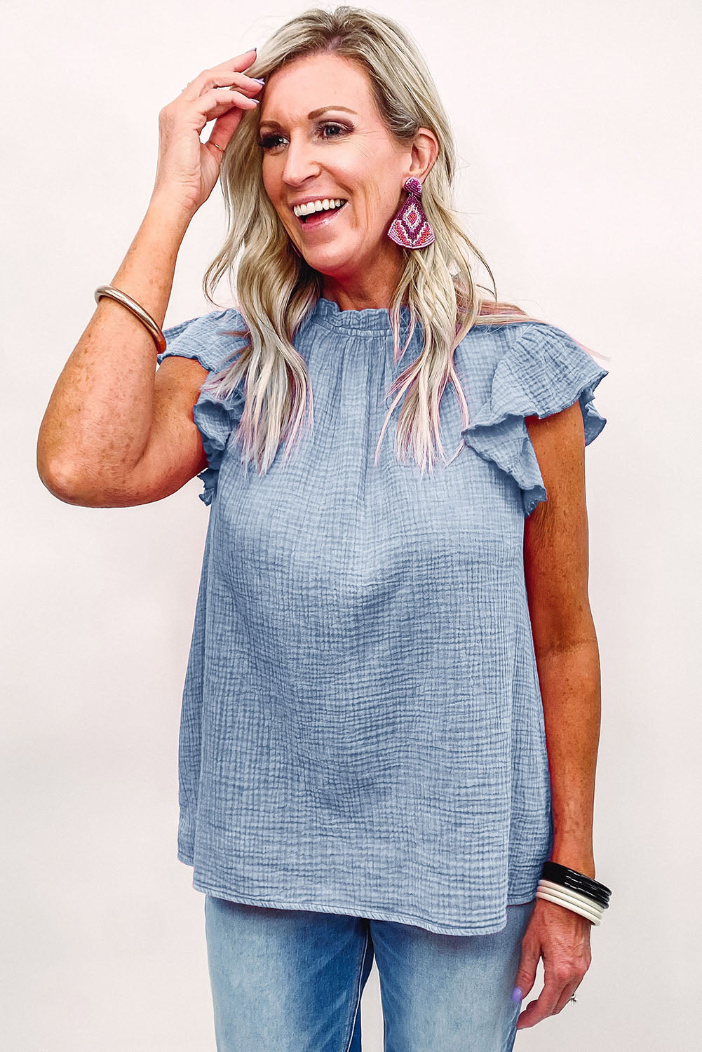 Chemisier texturé à manches flottantes et col à volants 