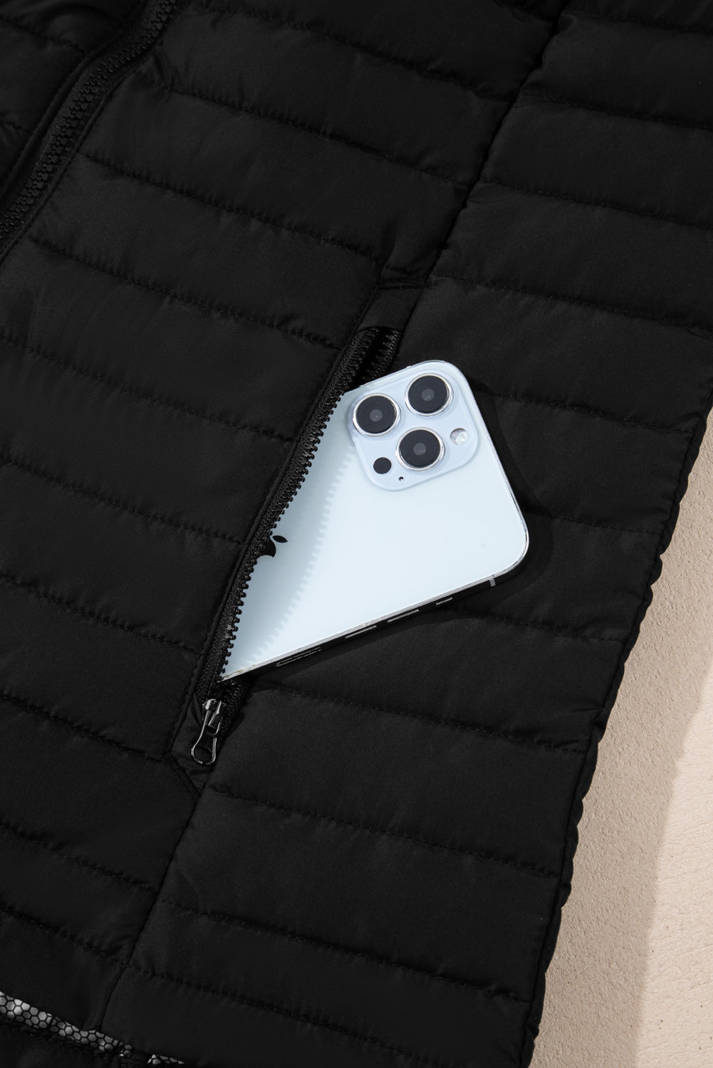 Gilet matelassé zippé à col en peluche noir