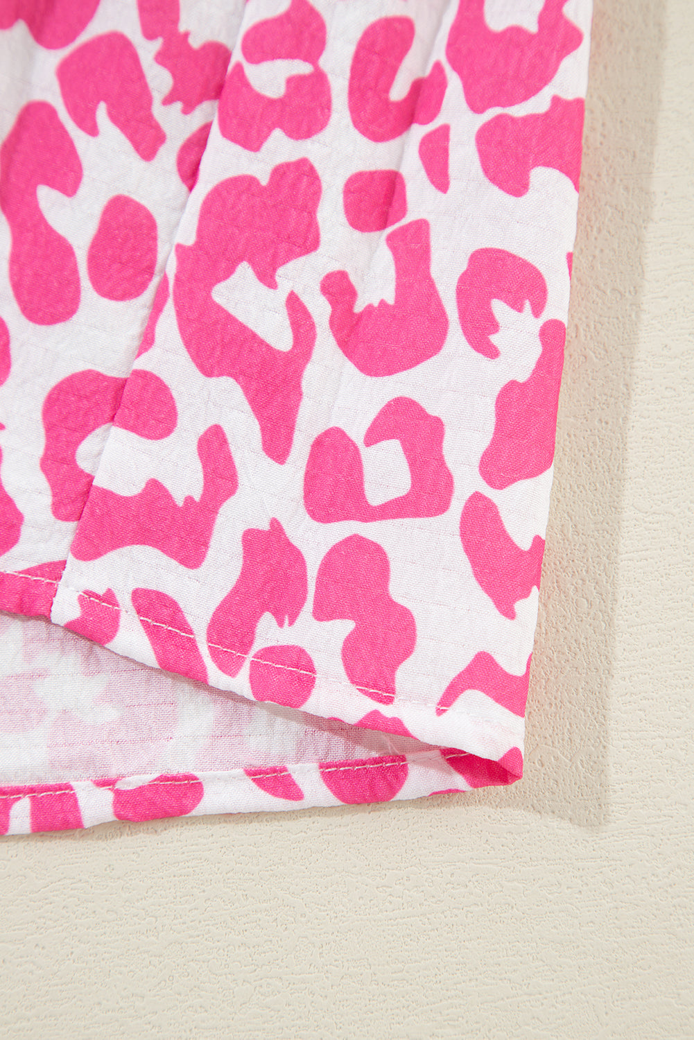 Mini-robe boutonnée à manches longues et imprimé léopard rose vif