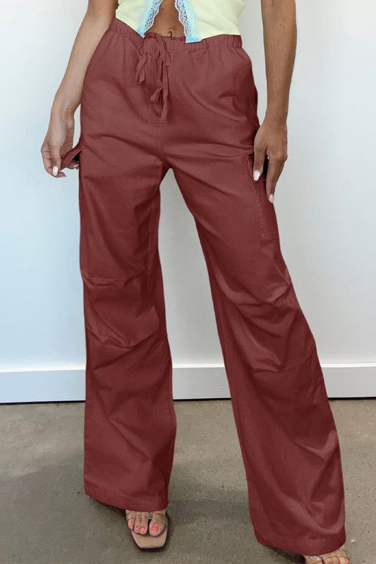 Pantalones cargo de pierna ancha con cordón en la cintura de color sólido rojo mineral 