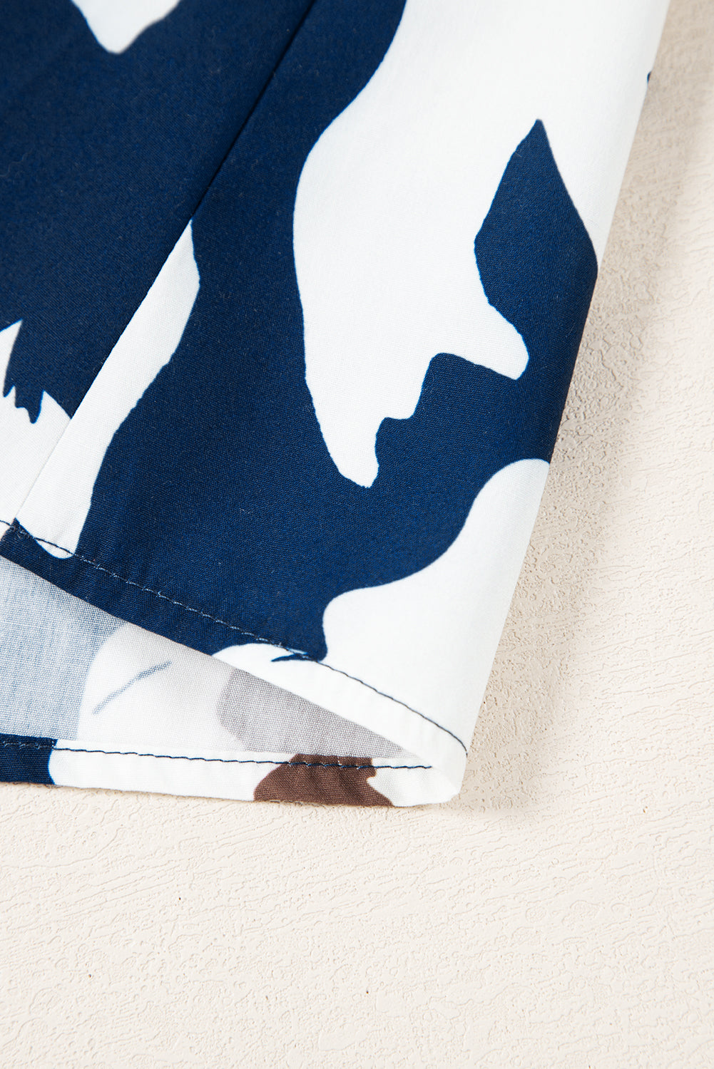 Chemisier bleu voile à imprimé floral abstrait et manches bouffantes à demi-boutons