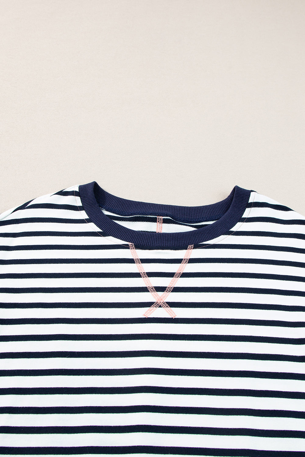 Sweat-shirt ample à rayures blanches et blocs de couleurs avec coutures apparentes