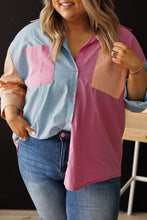 Camisa de talla grande con bolsillos en el pecho y bloques de color rosa 
