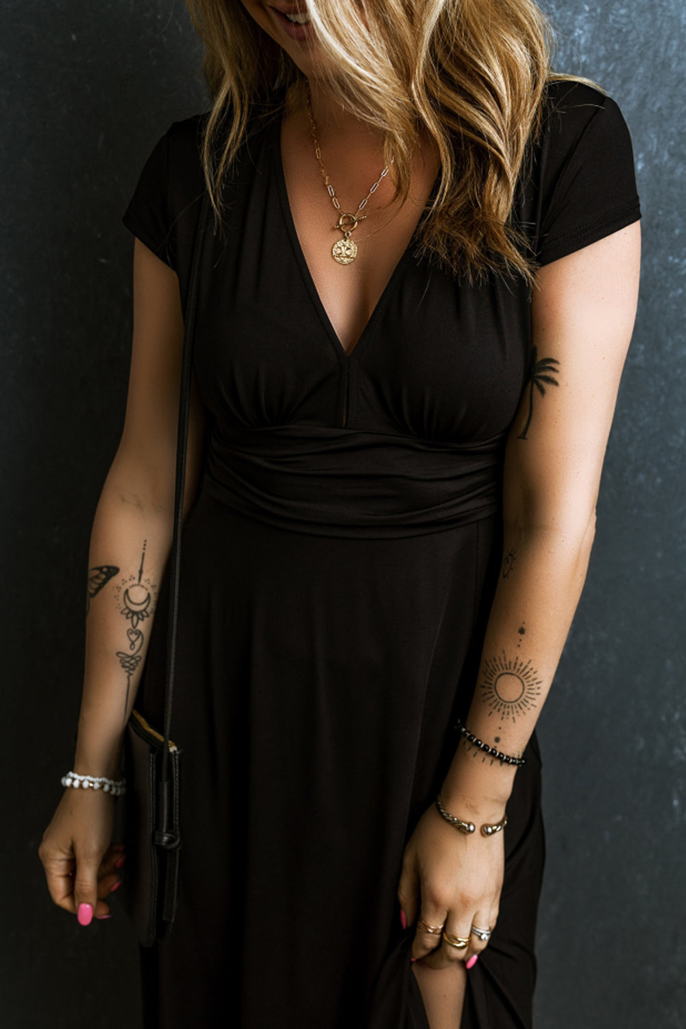 Robe longue noire froncée à manches courtes et col en V, taille haute