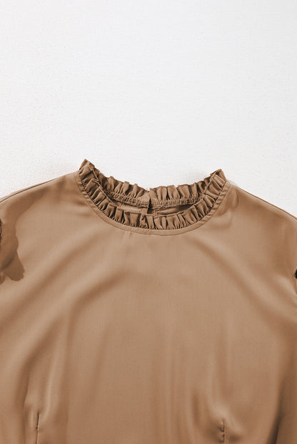 Robe à volants beige clair à col et épaules volantées