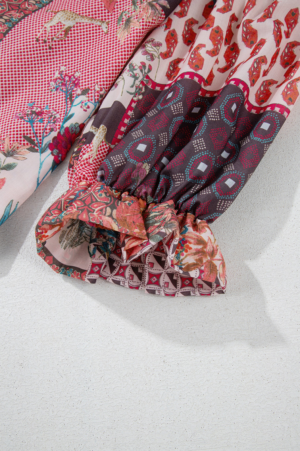 Chemise rouge bohème à imprimé géométrique mixte et manches bouffantes