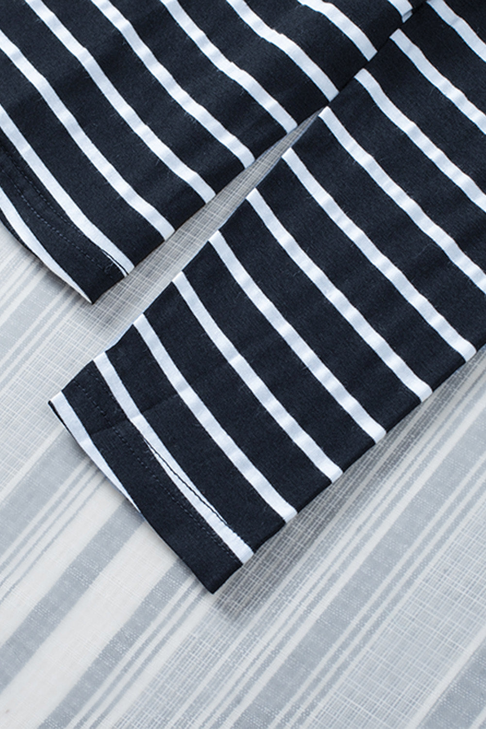 Haut à manches longues boutonné à volants et imprimé rayé