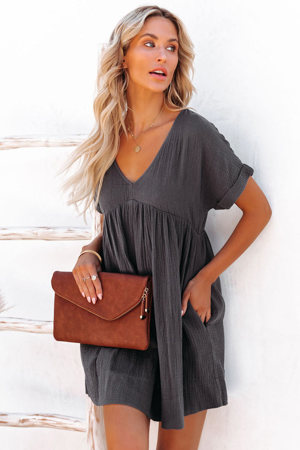 Minivestido babydoll enrollable de manga corta con cuello en V