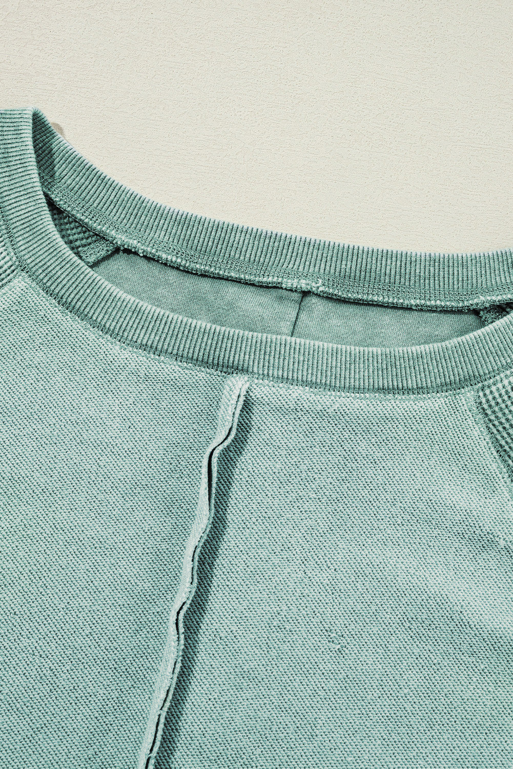 Sweat-shirt raglan bleu minéral en maille gaufrée à coutures apparentes