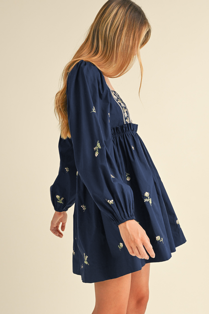 Robe courte bleue brodée de fleurs, col carré, manches bouffantes et volants