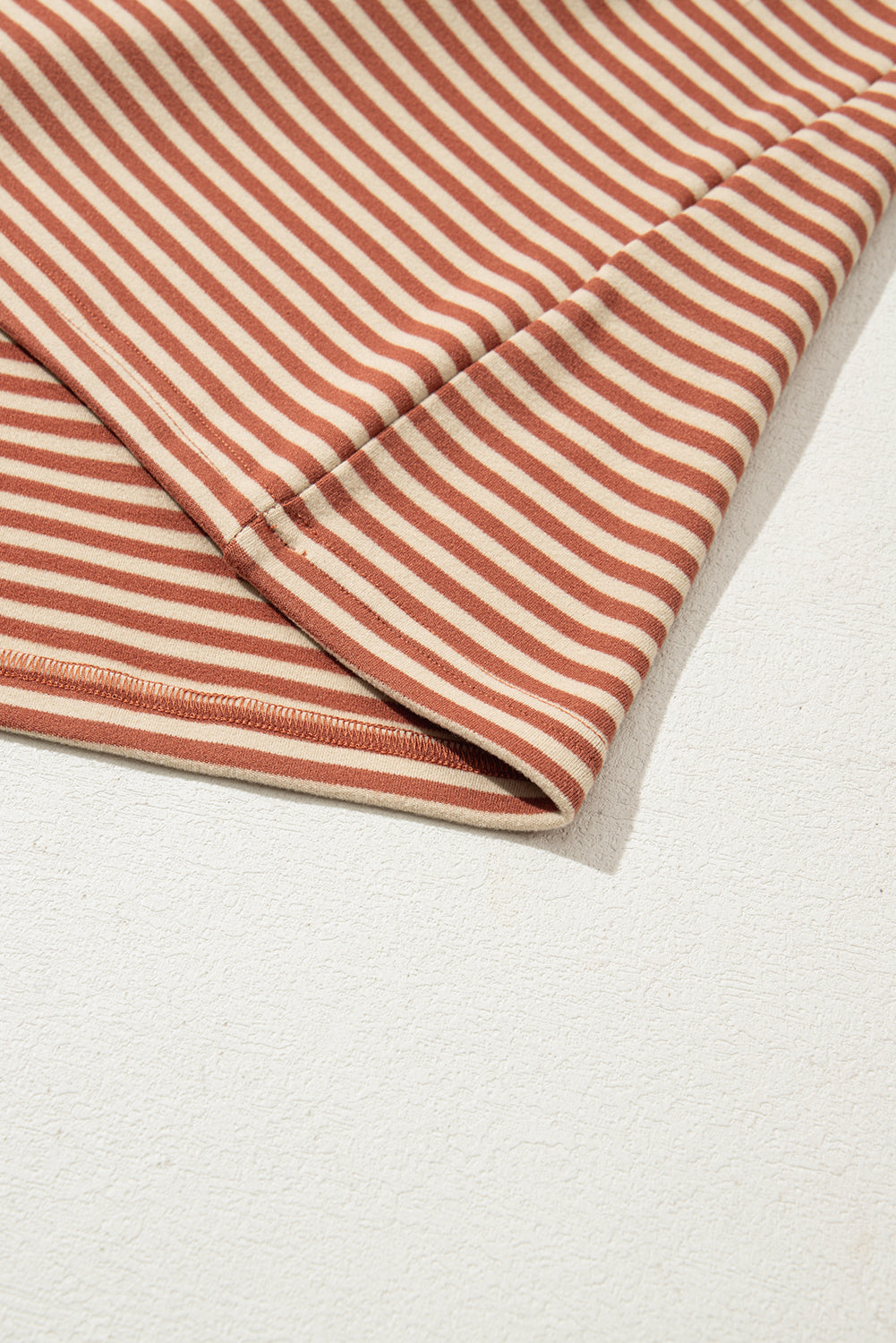 Sweat-shirt boutonné à rayures rouges texturées et épaules tombantes, grande taille