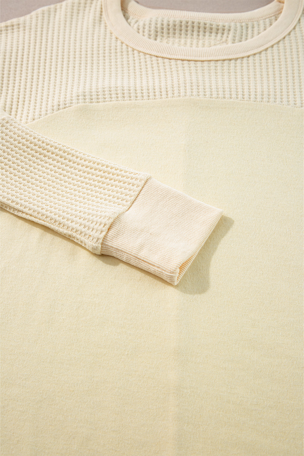 Haut beige à manches longues en tricot thermique avec coutures apparentes