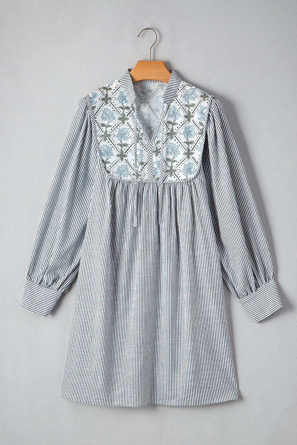 Robe courte noire à rayures et à fleurs, col en V, manches longues