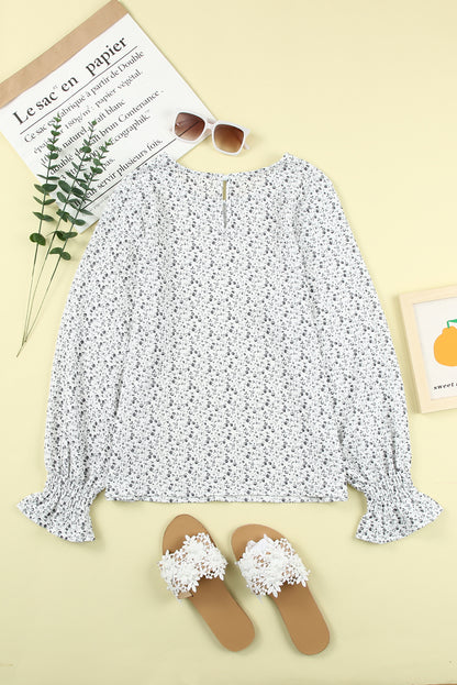 Blusa con mangas de burbuja con volantes arrugados y estampado floral negro 