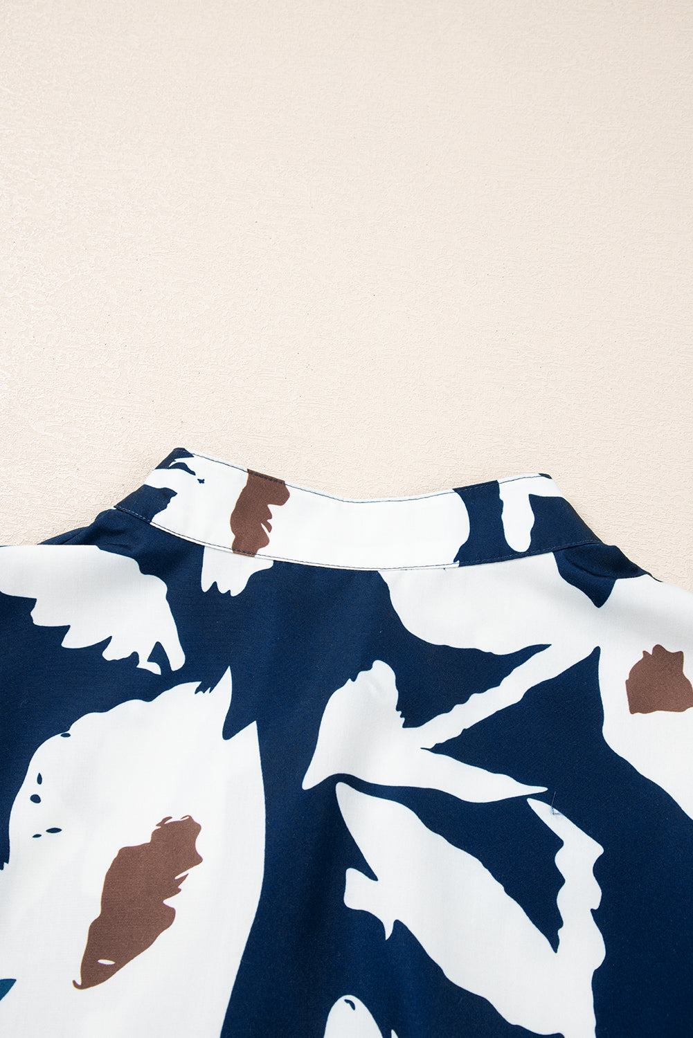 Chemisier bleu voile à imprimé floral abstrait et manches bouffantes à demi-boutons