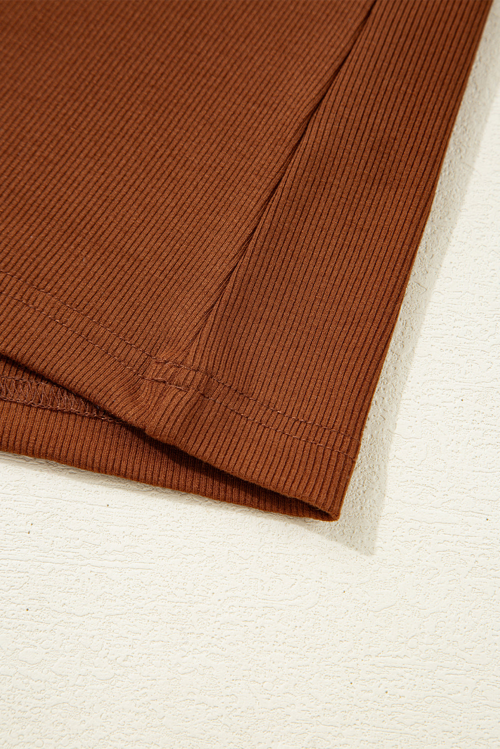 Chemisier à col rond et manches à volants en cuir cannelle