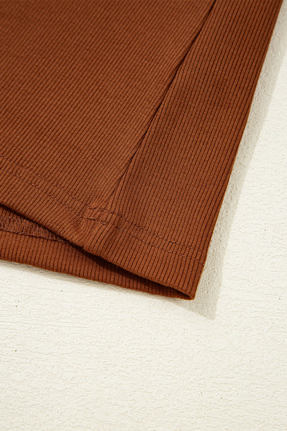 Chemisier à col rond et manches à volants en cuir cannelle