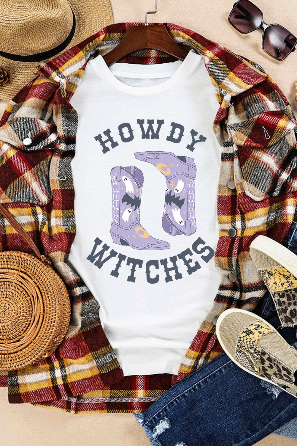 T-shirt blanc à col ras du cou avec bottes d'Halloween HOWDY WITCHES