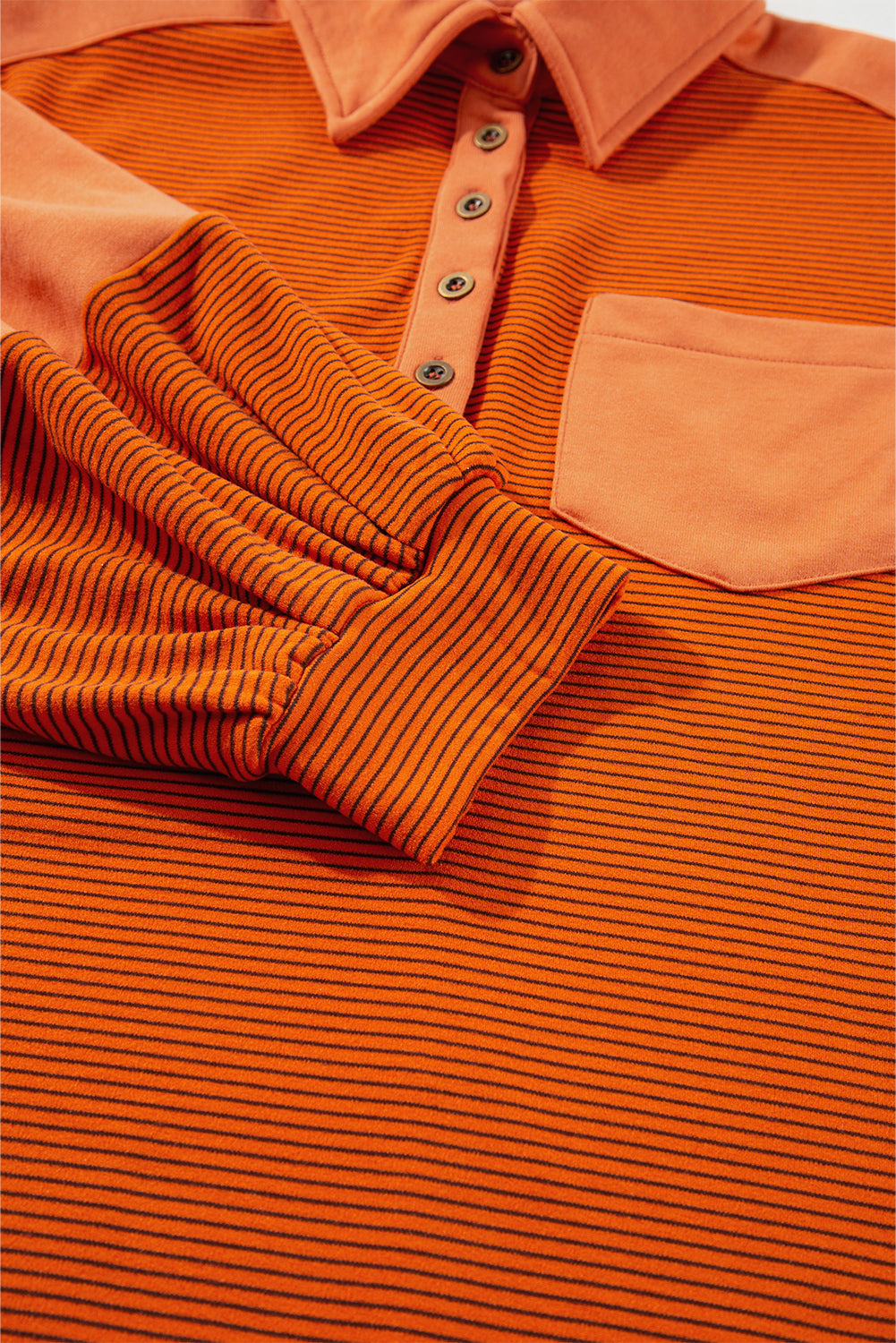 Sweat-shirt Henley à rayures orange, coutures apparentes, col rabattu et manches bouffantes