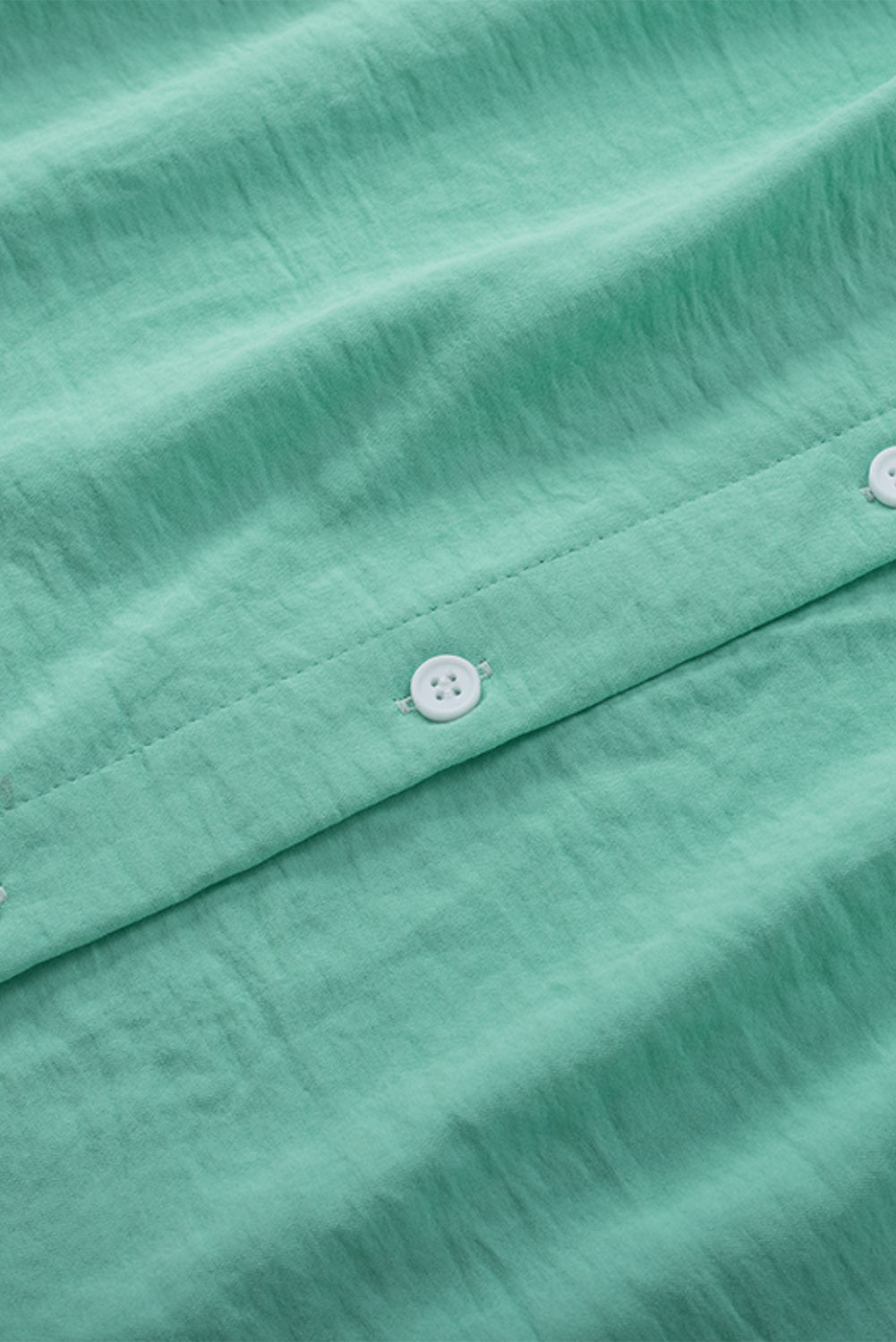 Camisa negra con botones y cuello cuadrado con mangas con volantes 