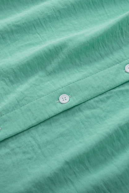 Camisa negra con botones y cuello cuadrado con mangas con volantes 