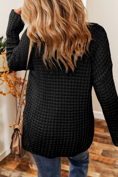 Pull noir à col en V et crochet ajouré 